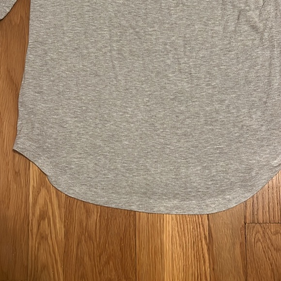 Cabi gray Long Sleeve Tee Top Sleeve Vneck size‎ small - Picture 12 of 13
